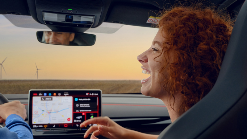 Une technicienne Volkswagen effectue une vérification du niveau d'huile sur une Volkswagen