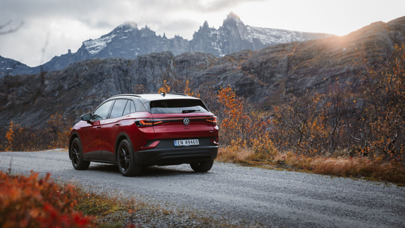 vw id4 suv sett bakfra på en grusvei i romsdalen