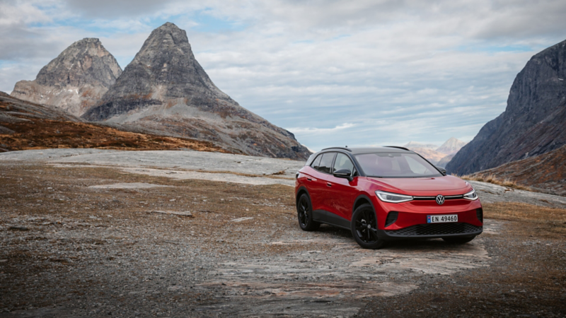 vw id4 suv står parkert på et fjell i romsdalen