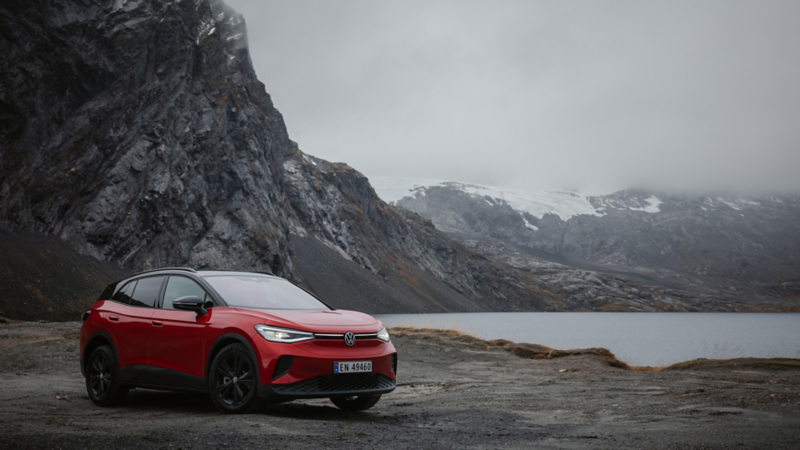 vw id4 parkert foran en innsjø i romsdalen