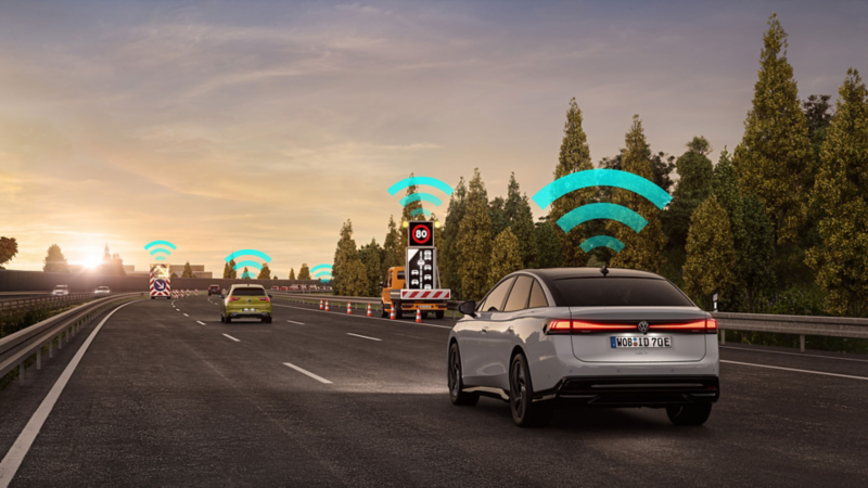 en animasjon viser hvordan car2x trafikkfarevarsling fungerer på vw id7 fastback