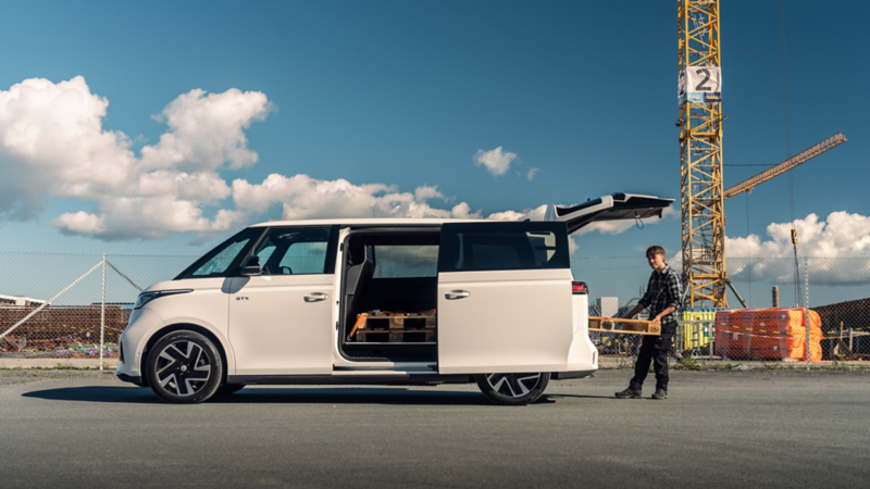 vw id buzz varebil sett fra siden på en byggeplass