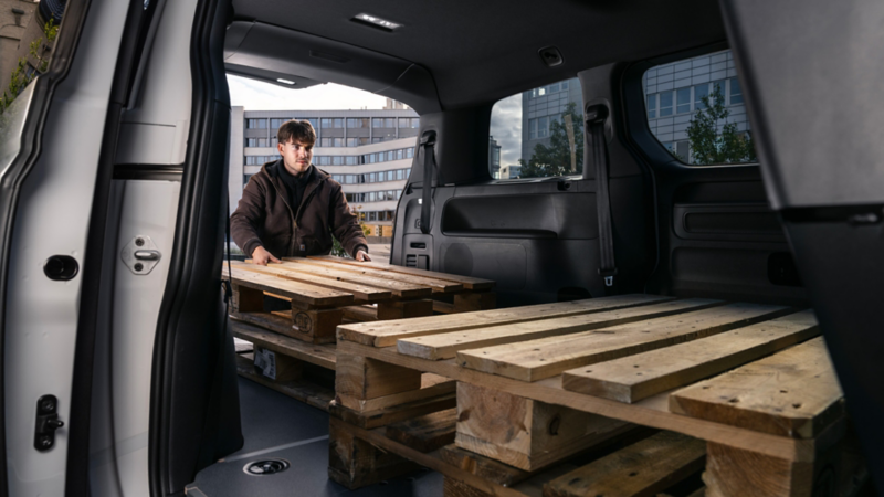 En mann laster paller i en vw id buzz gtx varebil