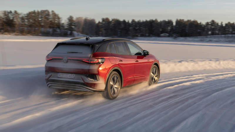 vw id4 gtx suv kjører på et isbelagt vann med firehjulstrekk