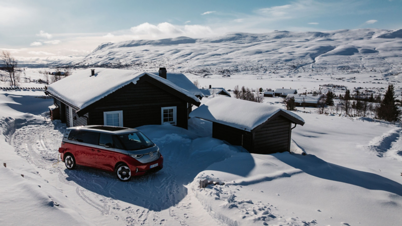 vw id buzz gtx 4motion parkert utenfor en hytte på fjellet