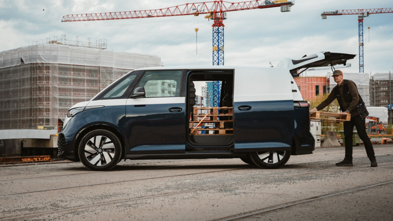 en mann sikrer en last med paller i vw id buzz cargo varebil