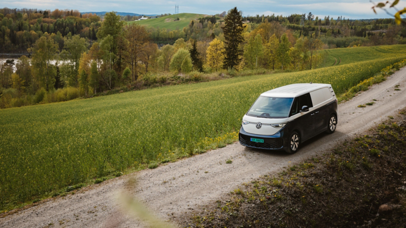 vw id buzz cargo varebil kjører på en grusvei