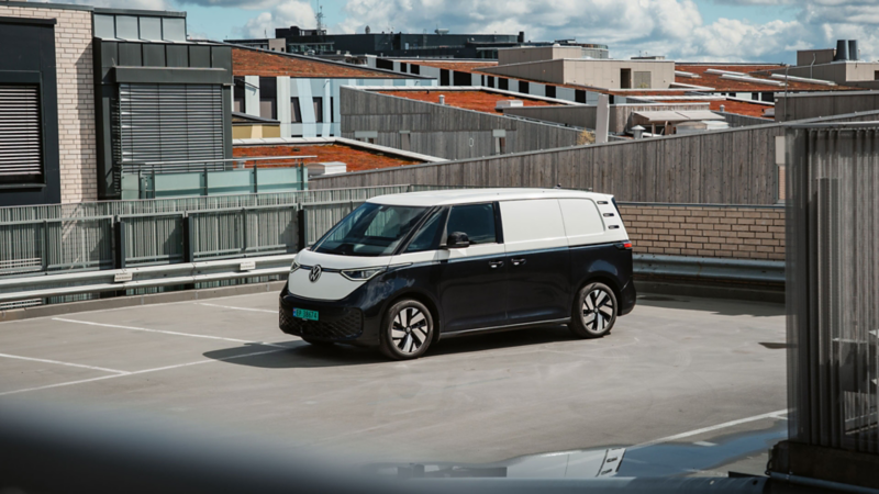 vw id buzz cargo varebil parkert på en parkeringsplass