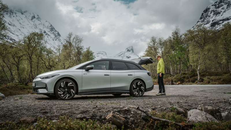 vw id7 tourer stasjonsvogn parkert på en parkeringsplass i romsdalen, en mann står bak 