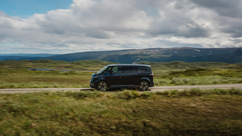 vw id buzz familiebil sett fra siden i fart på fjellet