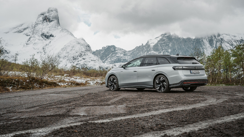 vw id7 tourer parkert på en grusparkering i romsdalen