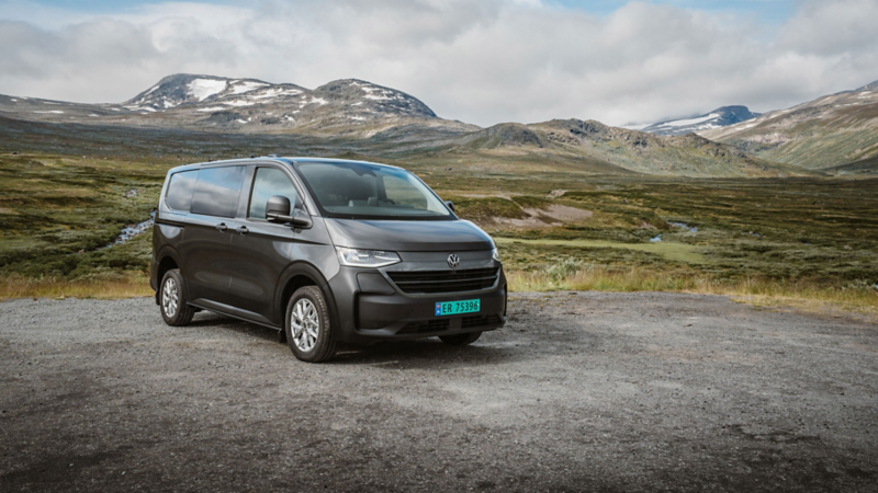 vw e-transporter 4motion parkert på en parkeringsplass i fjellet
