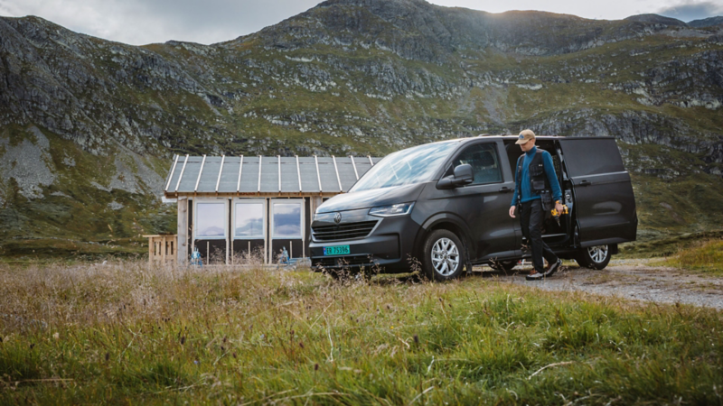 en person går vekk fra vw transporter varebil med skyvedøren åpen