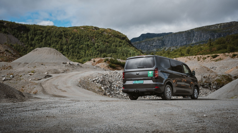 vw e-transporter 4motion sett bakfra på en grusplass