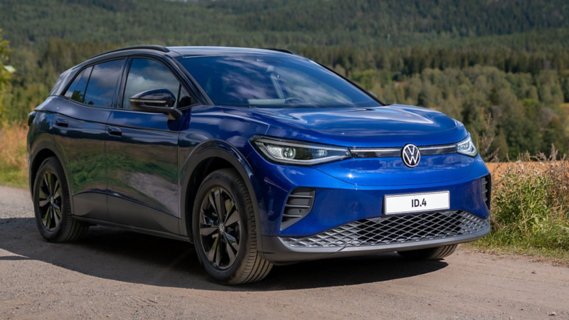 vw id4 pro 4motion med firehjulstrekk på en grusvei