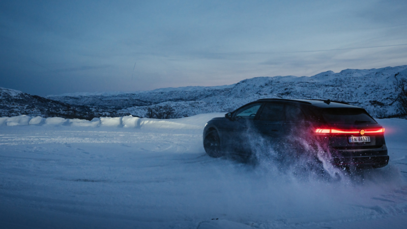 vw id7 tourer stasjonsvogn sladder på isen på fjellet