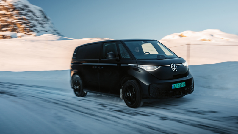 vw id buzz cargo elvarebil sett forfra på en snødekt vei