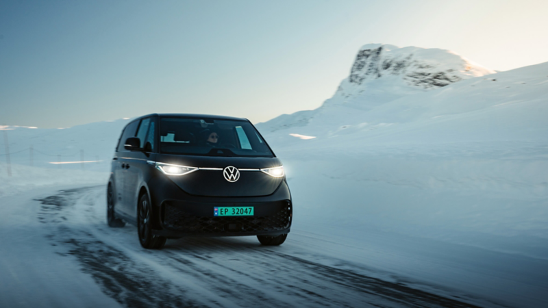 vw id buzz cargo elvarebil kjører i en sving på fjellet