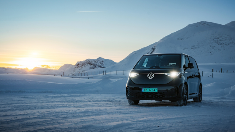 vw id buzz cargo elvarebil parkert på fjellet i solnedgangen