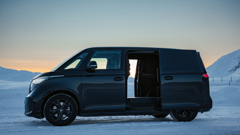vw id buzz cargo elvarebil sett fra siden med skyvedøren på venstre side åpen