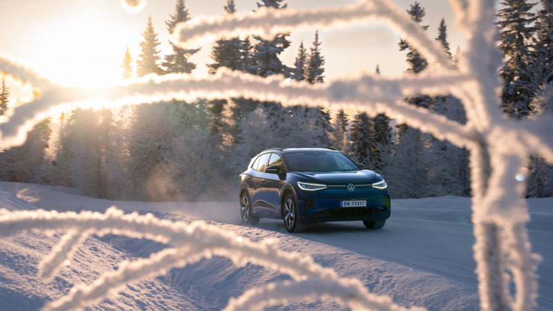 vw id4 suv firehjulstrekk kjører på en snødekt vei