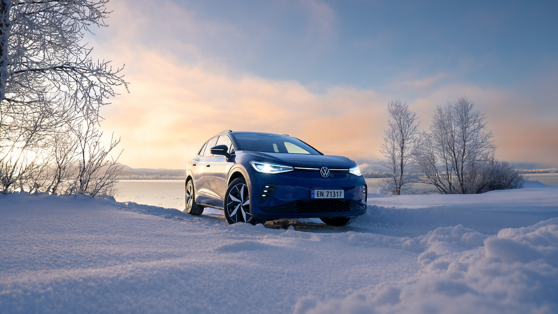 vw id4 parkert foran en innsjø i pent og kaldt vær