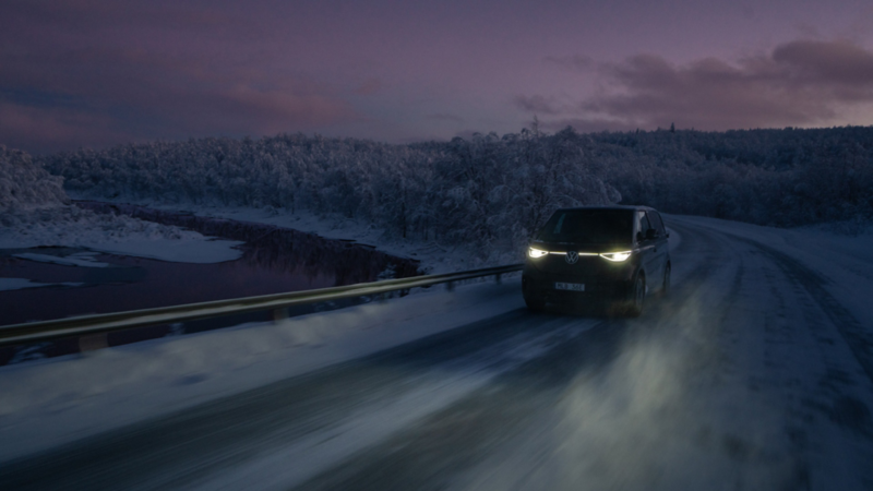 vw id buzz cargo kjører på en isbelagt vei