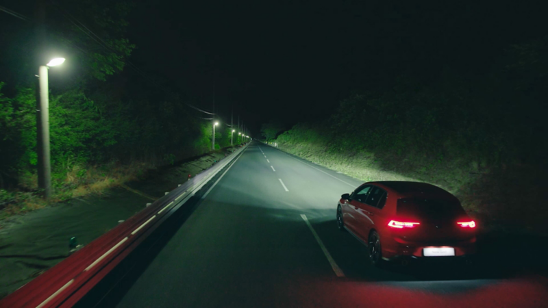LEDマトリックスヘッドライト"IQ.LIGHT(" ダイナミックターンインジケーター付)