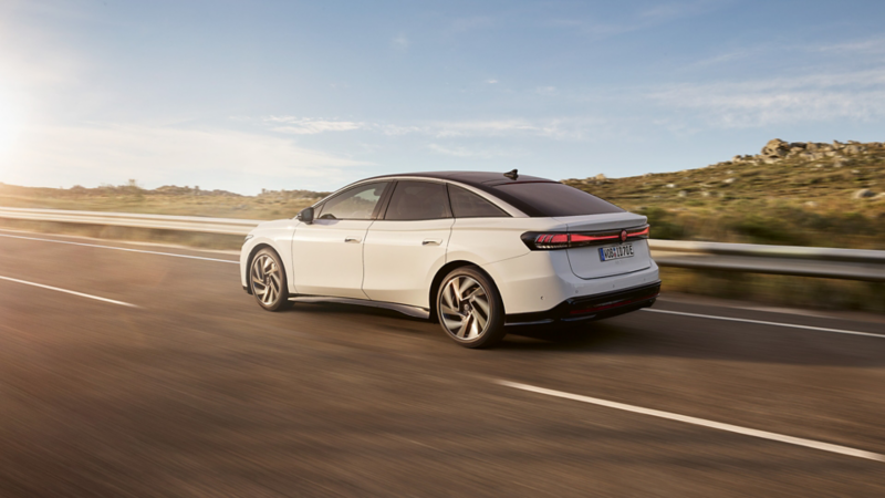 vw id7 fastback kjører på en landevei