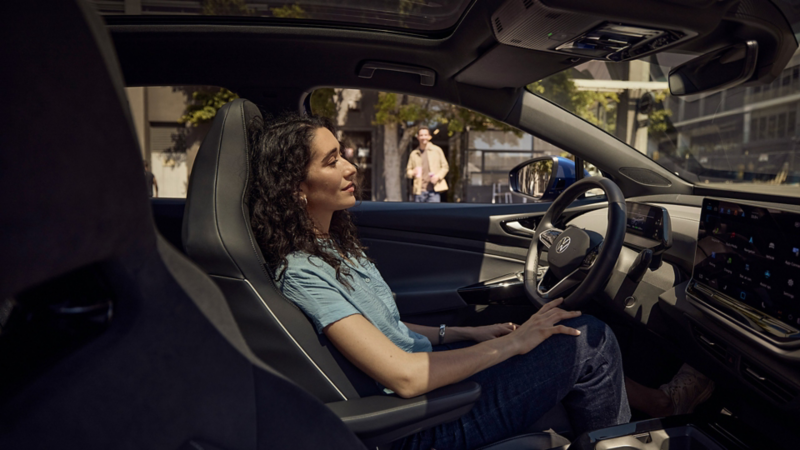 En kvinne sitter i førersetet til vw id4