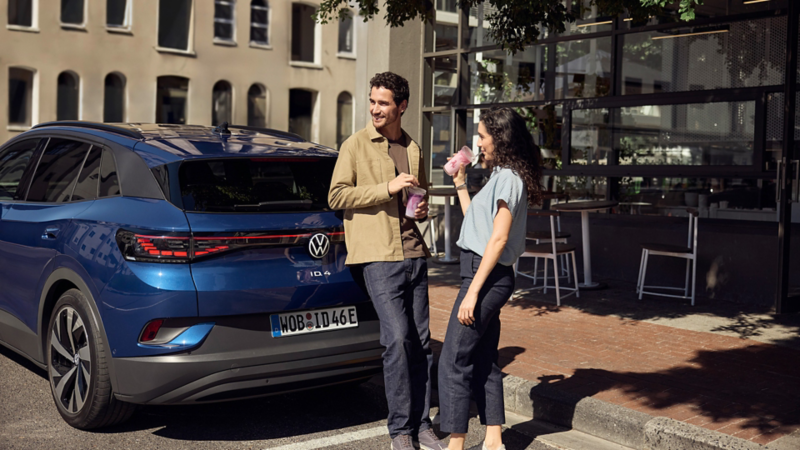 To personer står bak vw id4 suv