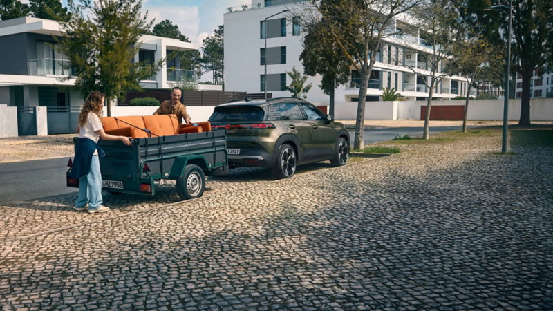 to personer fyller en henger tilkoblet vw id cross suv