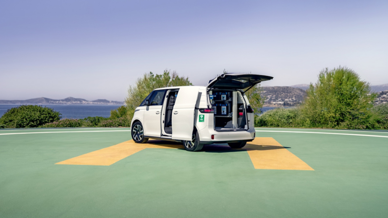 vw id buzz cargo varebil sett bakfra på en plattform med lhl logo 