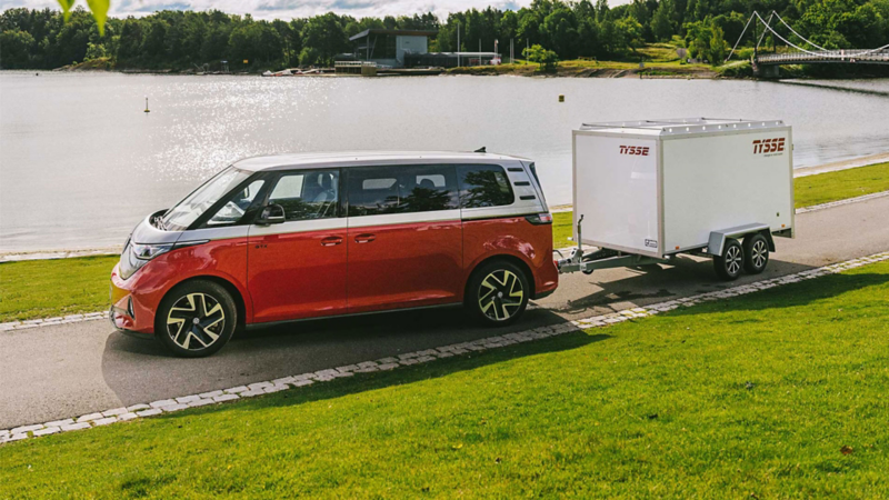 vw id buzz sett fra siden med en stor bobbi tilhenger