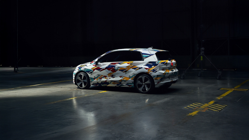 vw id polo sett fra siden i en mørk hangar