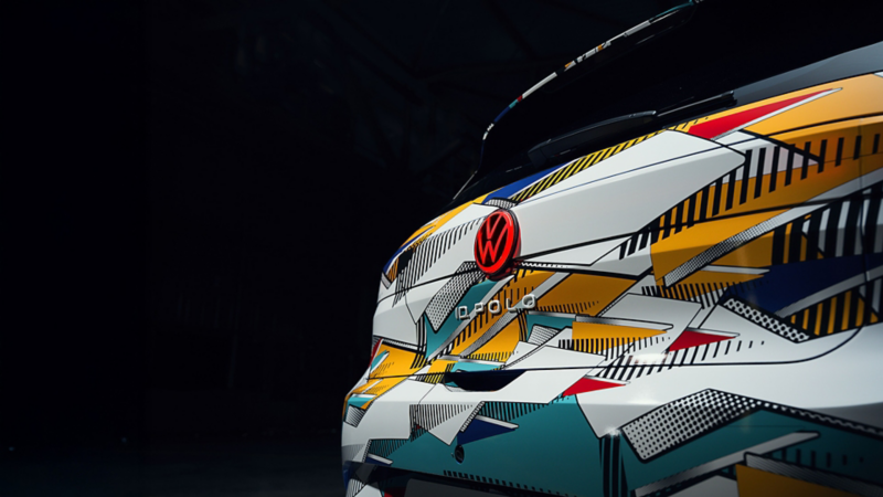 nærbilde av vw logoen og id polo navnet bak