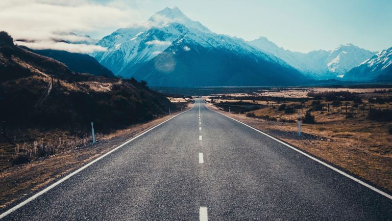 山に向かって真っ直ぐに伸びる道路