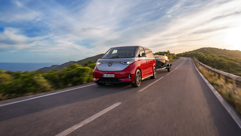 vw id buzz kjører på en landevei med tilhenger