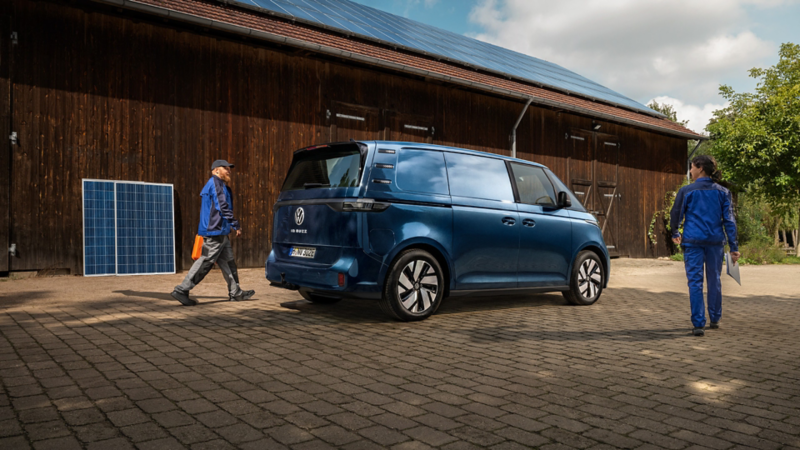 to kollegaer går på hver sin side av vw id buzz cargo