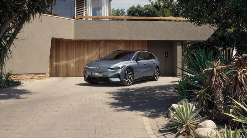 vw id7 tourer parkert utenfor et hus