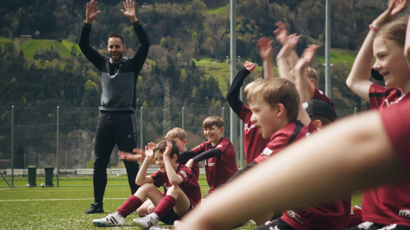 I ragazzi del MS Sports Football Camp corrono sul campo da gioco