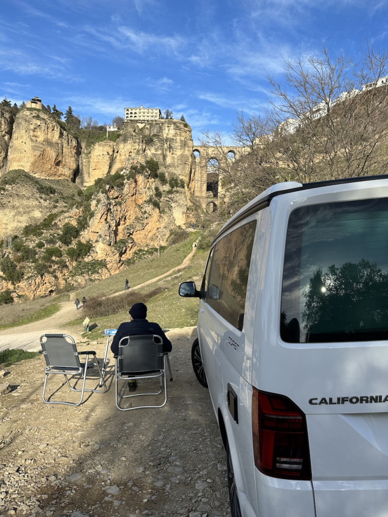 Volkswagen California na tle górskiego krajobrazu.