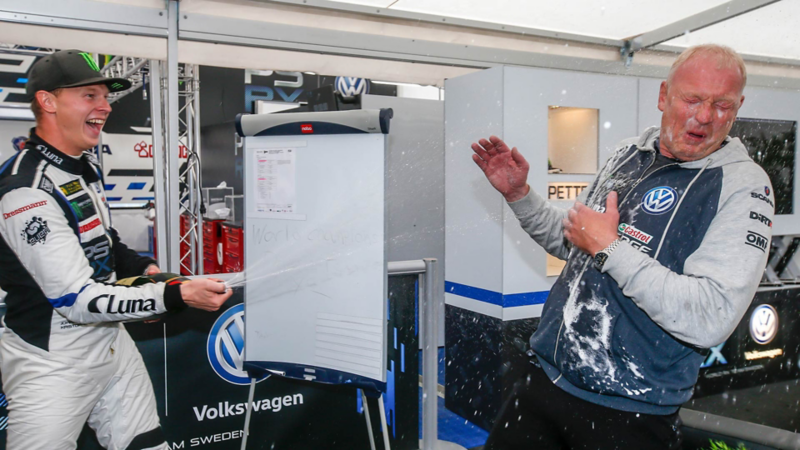 Johan Kristoffersson sprutar champagne