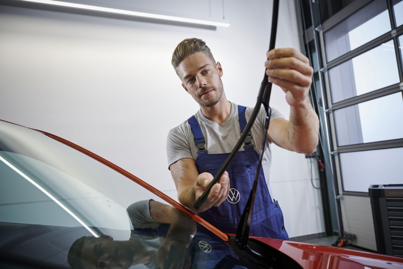 Un client et un employé du service VW pendant une réception de dialogue