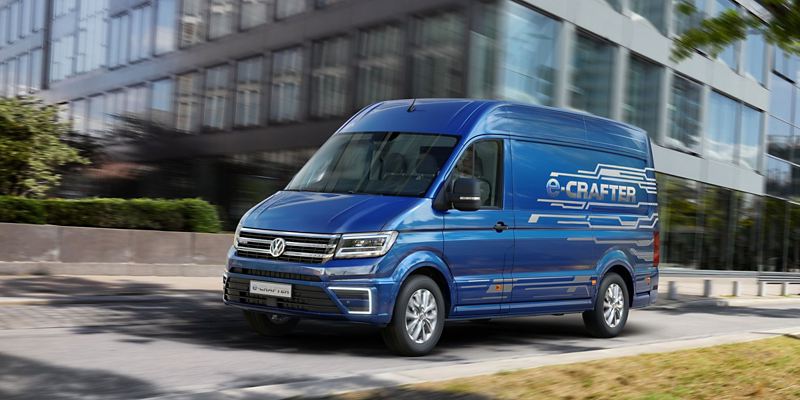 Volkswagen Utilitaires e-crafter bleu ville