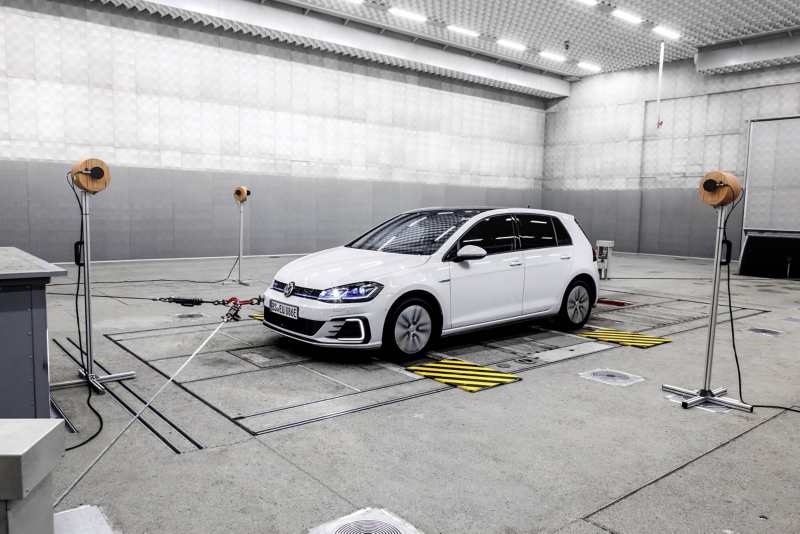 Une Volkswagen sur un banc d’essai roulant dans la chambre de bruits extérieurs