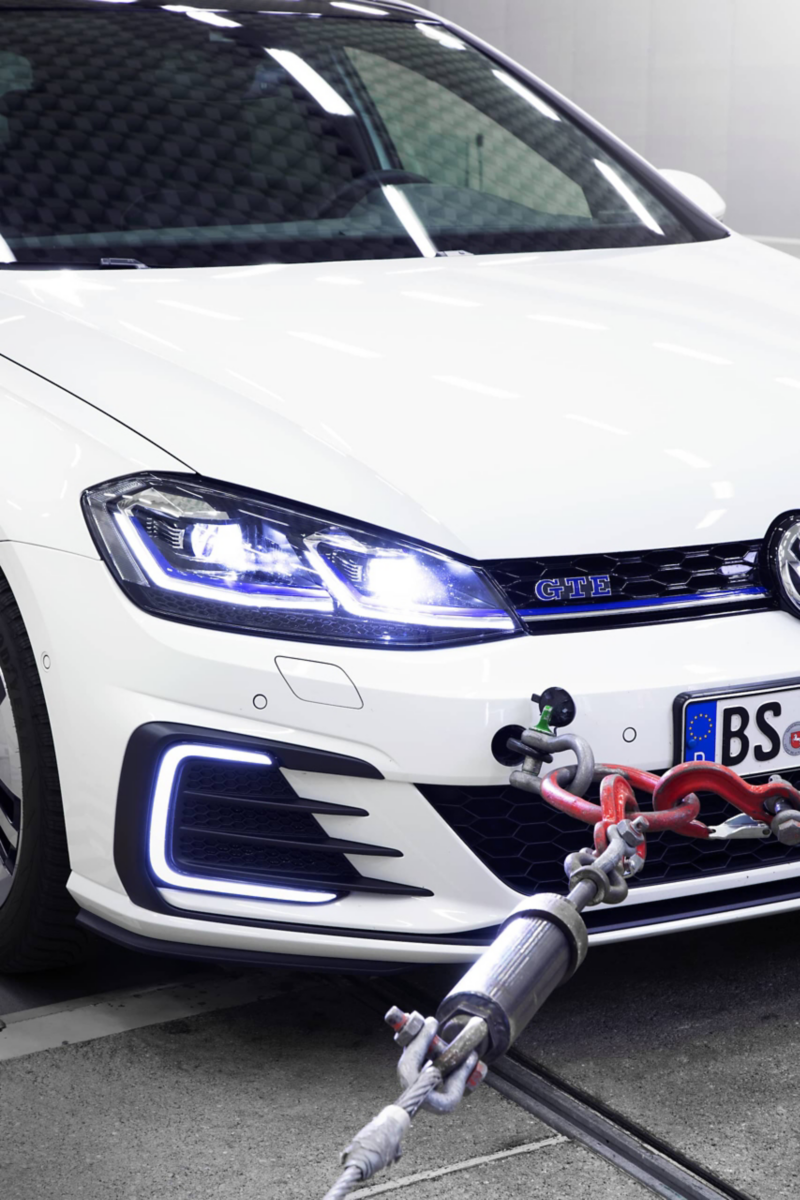 Cliché détaillé de l’avant d’une Volkswagen sur un banc d’essai roulant dans la chambre de bruits extérieurs