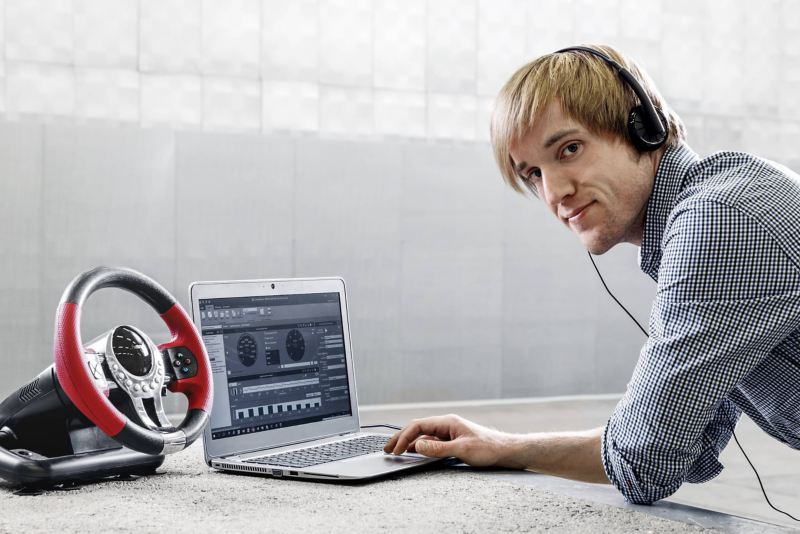 Michael Wehrmann, applicateur sonore chez Volkswagen, au travail