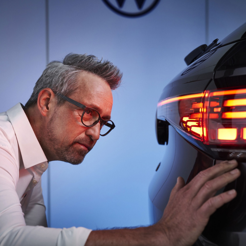 Visualisation de la vue dans une voiture avec un pare-brise très sale ou par l'éblouissement causé par le trafic venant en sens inverse comparé à un pare-brise nettoyé grâce aux balais d'essuie-glace VW