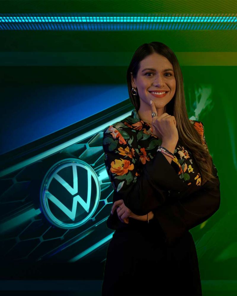 Angie, conductora de Volkswagen Noticias posando frente a set de filmación
